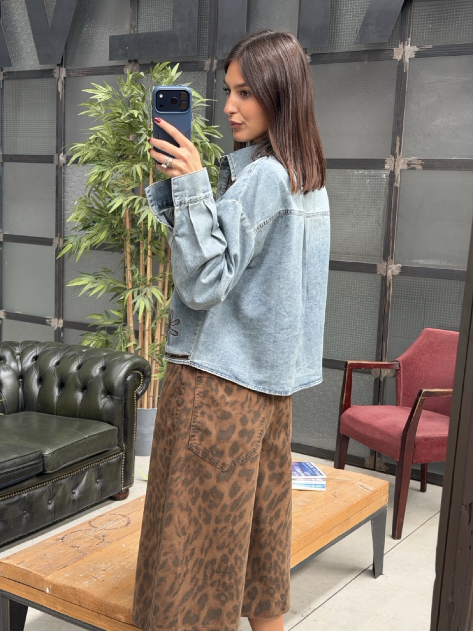Camicia di jeans con ricami e intagli 11006 - immagine 2
