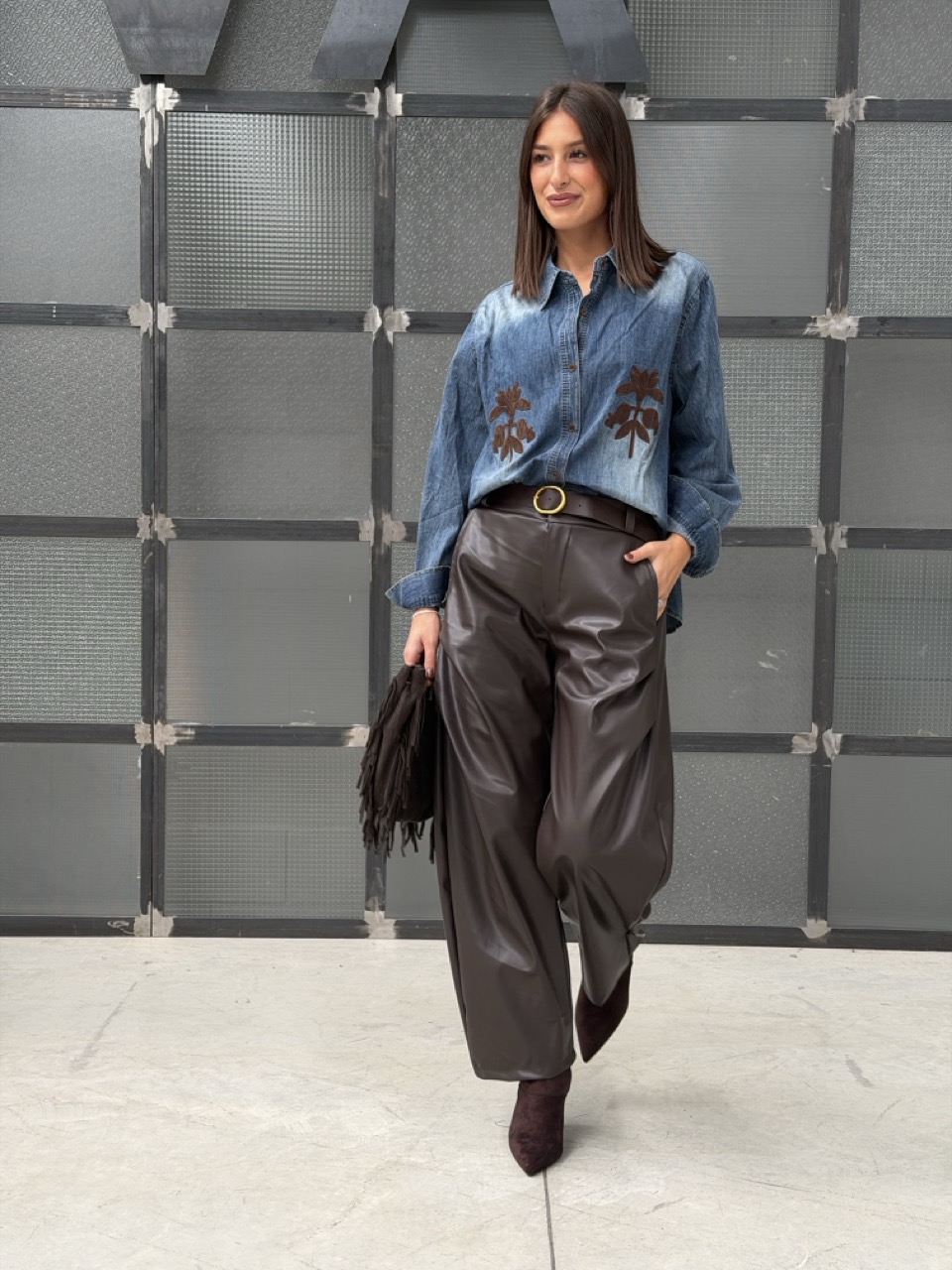 Camicia in denim con ricami floreali 10797 - immagine 2