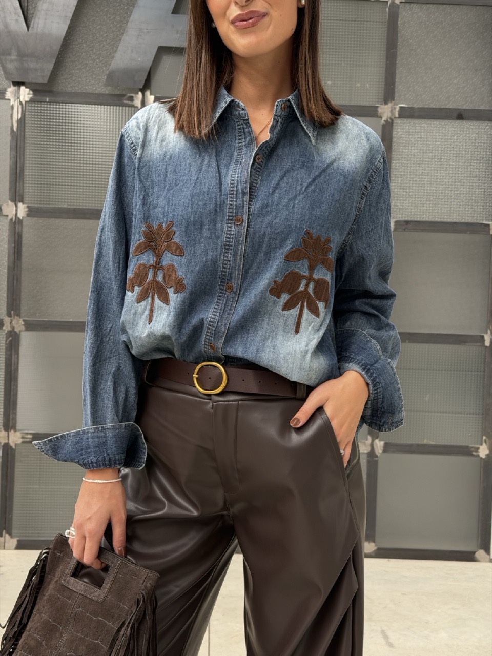Camicia in denim con ricami floreali 10797